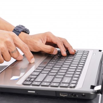 man typing on laptop registry cleaners